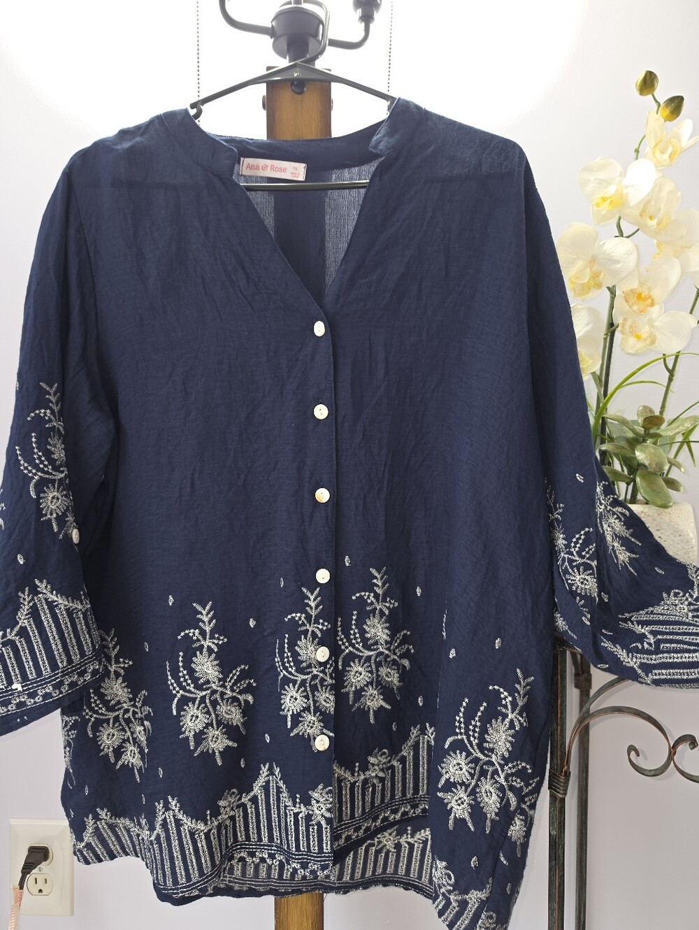 #2639,​ Ana & Rose navy blue floral embroidered V neck blouse Size 1X nwt